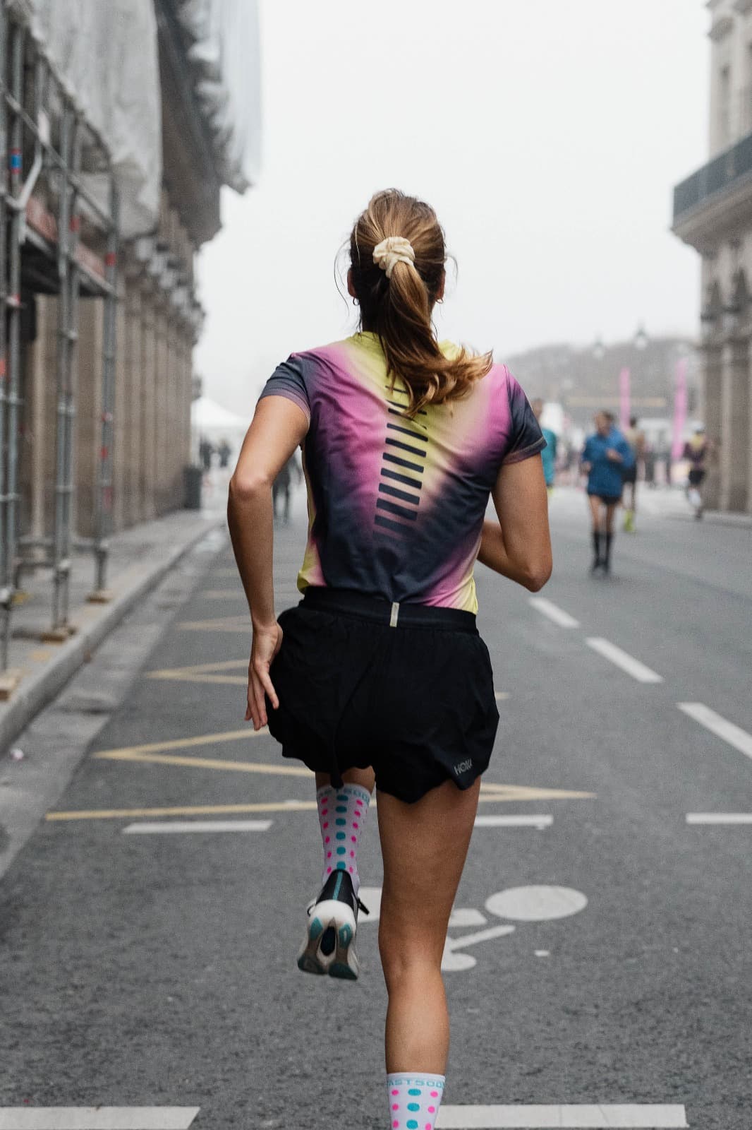 Coureuse Cadence dans les rues de Paris